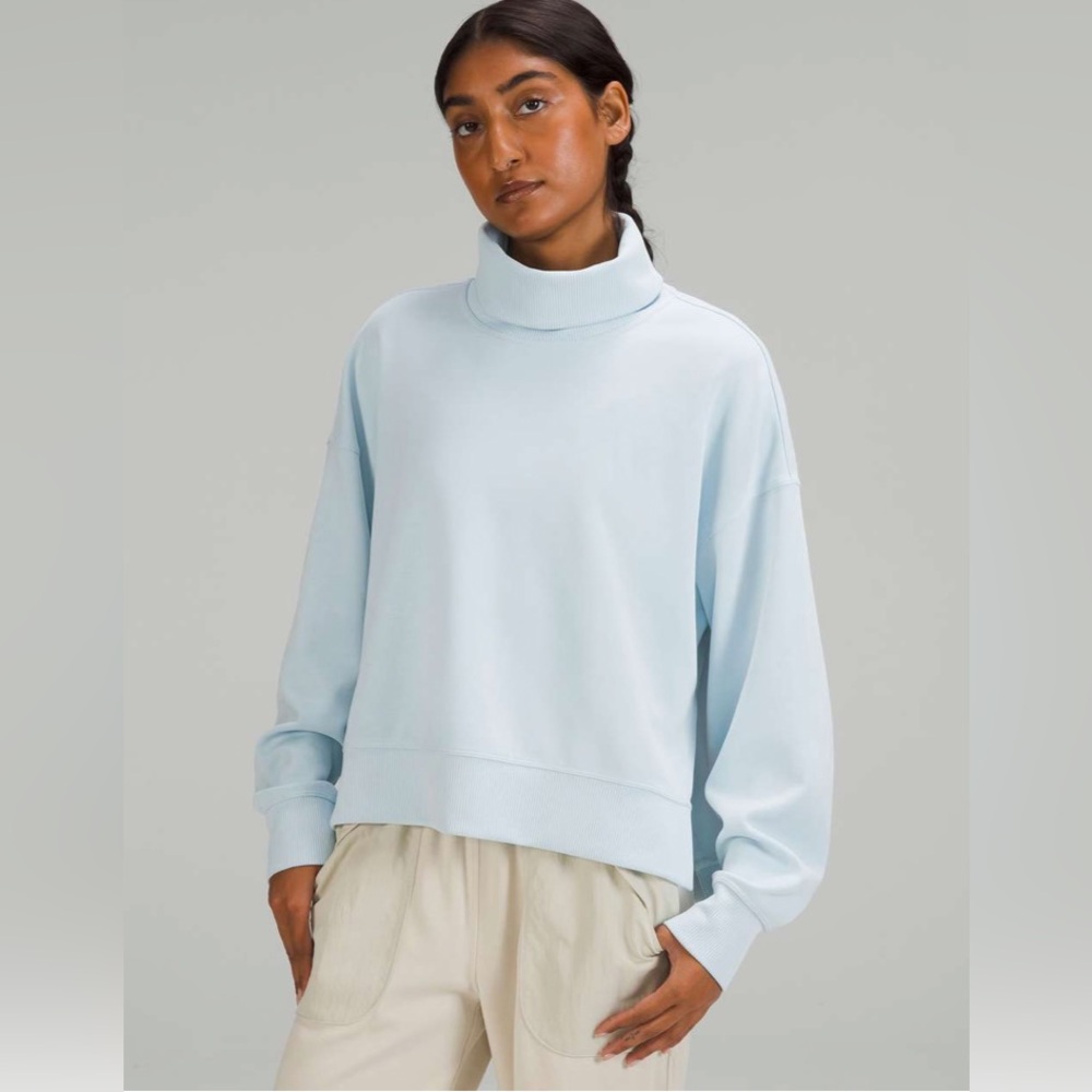 🍋 Lululemon Softstreme Turtleneck Pullover
Powder Blue Oversized Split Hem